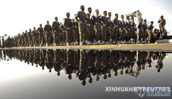 资料图:2007年9月22日,伊朗革命卫队成员在首都德黑兰参加纪念两伊战争阅兵式的资料照片。 来源:新华社/路透