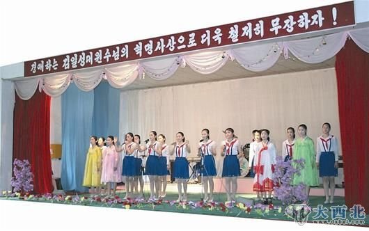 朝鲜学生们进行文艺表演