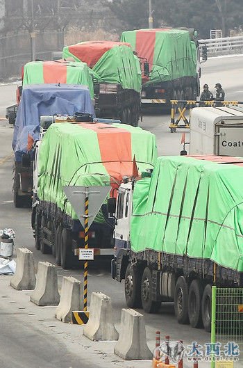 民间组织27日向朝提供金正日去世后第一批面粉援助(韩联社) 民间组织27日向朝提供金正日去世后第一批面粉援助(韩联社)