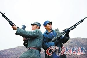 剧中李云龙和楚云飞端着机枪向飞机射击。