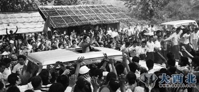 29日,缅甸土瓦,数以千计民众在乡村土路上列队欢迎昂山素季的到来。 29日,缅甸土瓦,数以千计民众在乡村土路上列队欢迎昂山素季的到来。