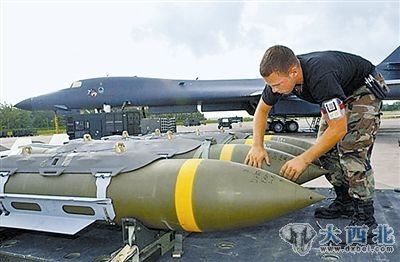 美军BLU-109型钻地炸弹准备装载到B-1B轰炸机上