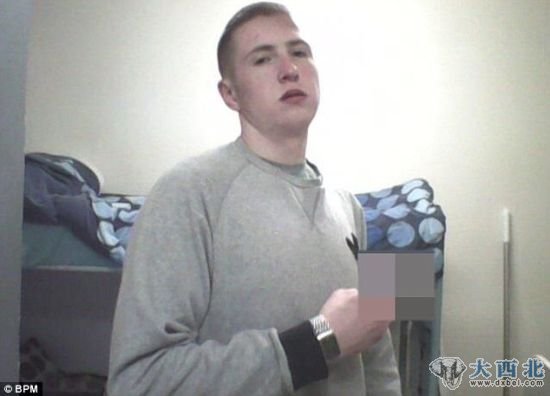 图为19岁的杀人犯利亚姆·赖安在自己的脸谱网主页上传的照片