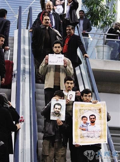 1月29日，德黑兰，前来访问伊朗的国际原子能机构成员抵达机场时，遭到大学生抗议。