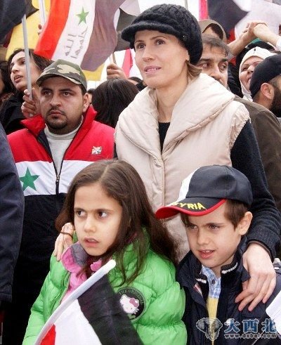消息称叙利亚第一夫人阿斯玛•阿尔-赫拉斯•阿萨德（右）及其子女欲离开遭拦截