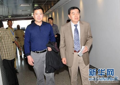 1月31日,在苏丹首都喀土穆国际机场,中国政府工作组组长邱学军(前左)在中国驻苏丹大使罗小光(前右)的陪同下进入机场大厅。新华社记者邵杰摄