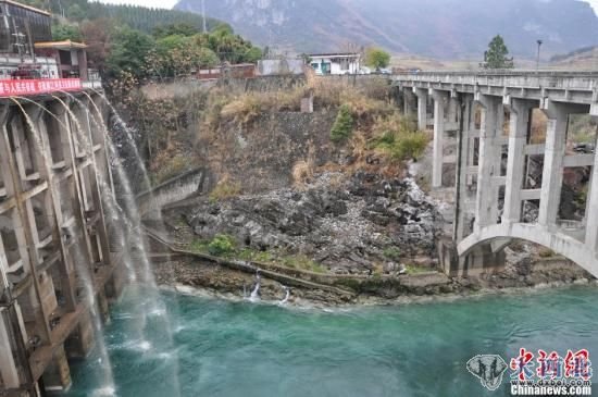 2月2日,在广西柳州市柳城县糯米滩水电站,武警和消防战士将袋装聚合氯化铝投入水池并引入江中稀释污染水体,力保柳州水源安全。中新社记者 刘万强 摄 2月2日,在广西柳州市柳城县糯米滩水电站,武警和消防战士将袋装聚合氯化铝投入水池并引入江中稀释污染水体,力保柳州水源安全。中新社记者 刘万强 摄