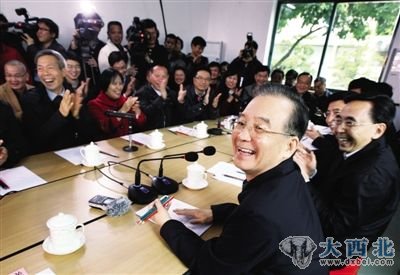 4日,温家宝在广州市白云区江高镇水沥村与四邻八村的农民座谈。新华社记者 姚大伟 摄 4日,温家宝在广州市白云区江高镇水沥村与四邻八村的农民座谈。新华社记者 姚大伟 摄