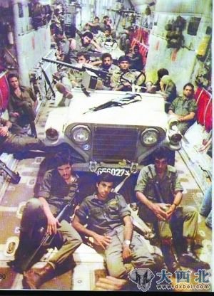 在奔赴恩德培的长途飞行中,以色列士兵在运输机内休整