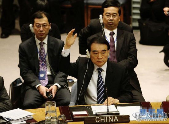资料图:中国代表在联合国叙利亚问题表决投票中投下反对票。