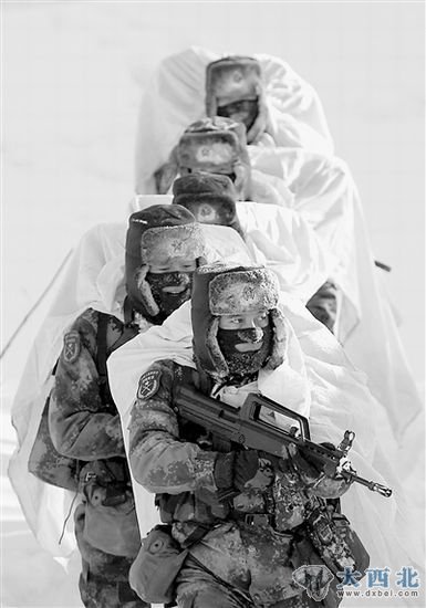 沈阳军区某部官兵正在开展冬训。杨再新摄 沈阳军区某部官兵正在开展冬训。杨再新摄