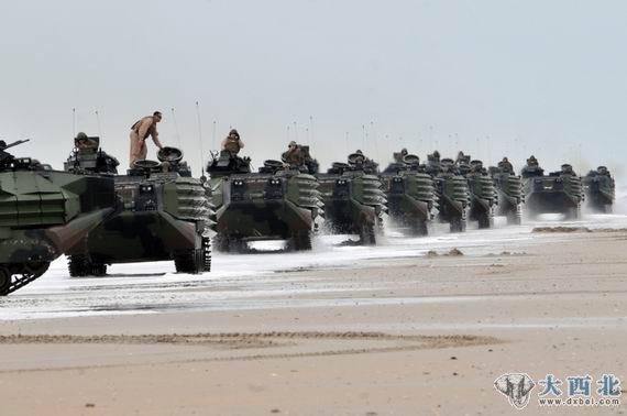 　　2月6日，美国海军陆战队AAV7两栖突击车登陆滩头
