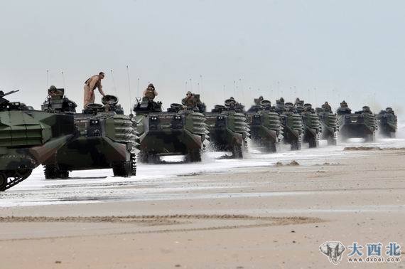 2月6日,美国海军陆战队AAV7两栖突击车登陆滩头 2月6日,美国海军陆战队AAV7两栖突击车登陆滩头