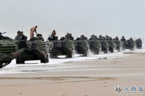 2月6日,美国海军陆战队AAV7两栖突击车登陆滩头