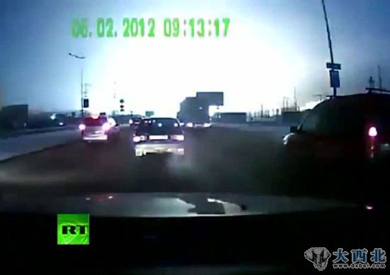 巨大的火光将夜空照亮(视频截图) 巨大的火光将夜空照亮(视频截图)