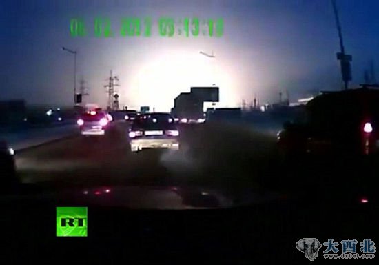 数千名上班族在一条高速公路上看到了巨大火光(视频截图) 数千名上班族在一条高速公路上看到了巨大火光(视频截图)