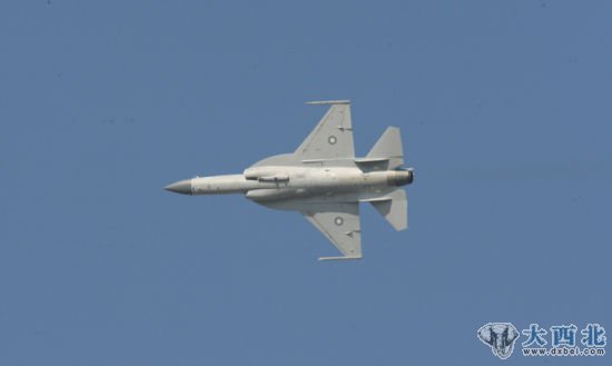 资料图:巴基斯坦飞行员驾驶的“JF-17”“枭龙”战斗机进行飞行表演。