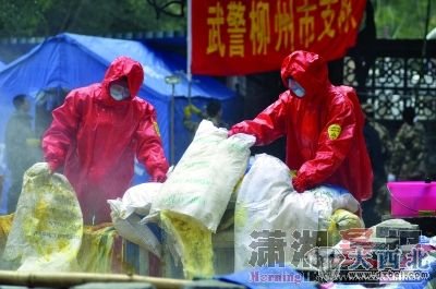 1月29日,广西柳州市柳城县糯米滩水力发电厂,武警战士将袋装聚合氯化铝投入水池并引入江中稀释污染水体。图/新华社 1月29日,广西柳州市柳城县糯米滩水力发电厂,武警战士将袋装聚合氯化铝投入水池并引入江中稀释污染水体。图/新华社