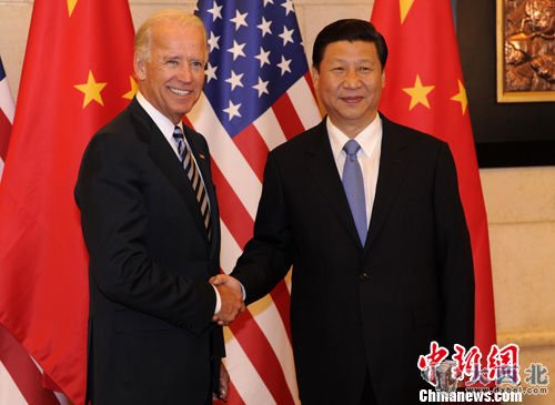 2011年8月19日,中国国家副主席习近平与美国副总统拜登在北京饭店出席中美企业家座谈会。中新社发 廖攀 摄 2011年8月19日,中国国家副主席习近平与美国副总统拜登在北京饭店出席中美企业家座谈会。中新社发 廖攀 摄