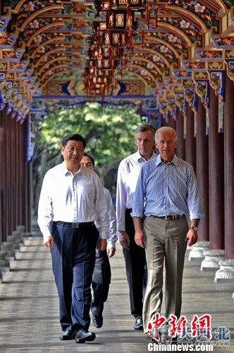 2011年8月21日下午,中国国家副主席习近平与美国副总统约瑟夫·拜登一起来到有“世界水利文化鼻祖”之称的都江堰水利枢纽参观。图为 习近平与拜登漫步都江堰南桥。中新社发 刘忠俊 摄 2011年8月21日下午,中国国家副主席习近平与美国副总统约瑟夫·拜登一起来到有“世界水利文化鼻祖”之称的都江堰水利枢纽参观。图为 习近平与拜登漫步都江堰南桥。中新社发 刘忠俊 摄
