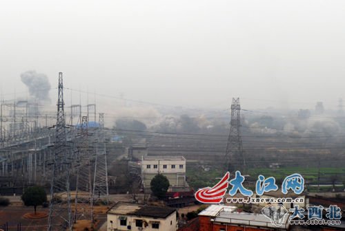 灰尘将倒地的烟囱吞没 来源:大江网 灰尘将倒地的烟囱吞没 来源:大江网