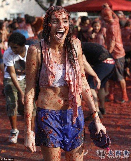 此次番茄大战在迈阿密历史最悠久酒吧停车场上举办,参加者觉得非常过瘾。 此次番茄大战在迈阿密历史最悠久酒吧停车场上举办,参加者觉得非常过瘾。