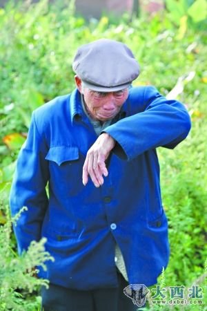 老汉徐兴能觉得女儿死得很冤。 老汉徐兴能觉得女儿死得很冤。