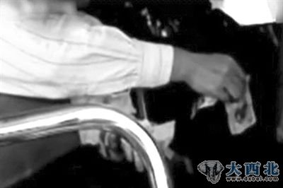 收钱后第二天,导游将追收的费用退还给了游客。视频截图 收钱后第二天,导游将追收的费用退还给了游客。视频截图