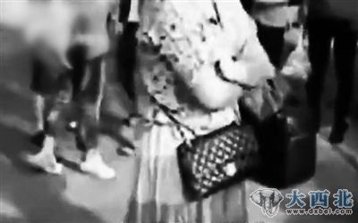 导游要求游客追加千元费用,部分游客未交钱。视频截图 导游要求游客追加千元费用,部分游客未交钱。视频截图