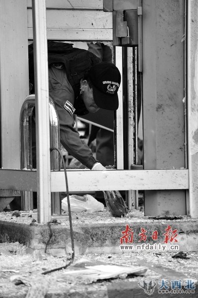 14日,警方在爆炸现场调查。新华社发