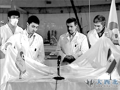 15日电视画面截图显示,伊朗总统艾哈迈迪-内贾德(右二)观看科学家展示国产核燃料棒。新华社/路透 15日电视画面截图显示,伊朗总统艾哈迈迪-内贾德(右二)观看科学家展示国产核燃料棒。新华社/路透
