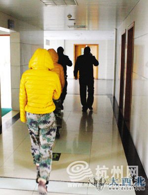 两个女生在警察的陪同下到医院检查 两个女生在警察的陪同下到医院检查