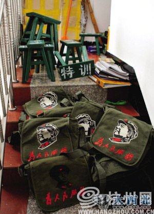 阁楼里堆放着的小凳子 阁楼里堆放着的小凳子