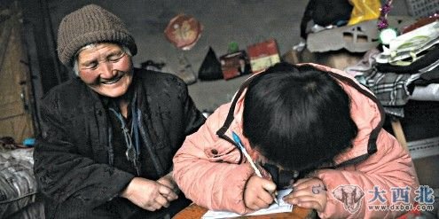 李显梅陪孙女写作业。孙女很懂事,是老人最大的骄傲。 李显梅陪孙女写作业。孙女很懂事,是老人最大的骄傲。