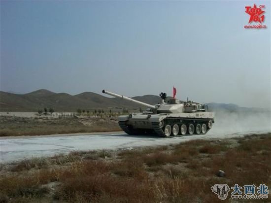 MBT-2000是中国和巴基斯坦联合研制的第三代主战坦克,其主要基础是中国96式坦克,在巴军的服役名称是“哈立德”,出口 代号VT-1A。图为测试中的MBT-2000 VT-1A主战坦克。