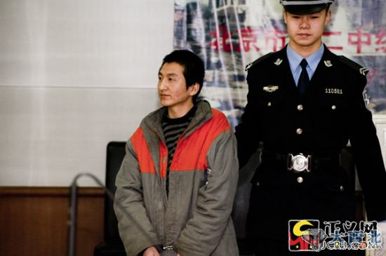 庭审开始,被告人石柏魁被带入法庭,神情轻松。见习记者 杨征/摄 庭审开始,被告人石柏魁被带入法庭,神情轻松。见习记者 杨征/摄