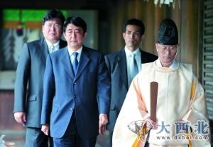 2011年8月15日,日本前首相安倍晋三等政要集体参拜靖国神社。图为2005年8月时为内阁官房长官的安倍晋三参拜靖国神社。 2011年8月15日,日本前首相安倍晋三等政要集体参拜靖国神社。图为2005年8月时为内阁官房长官的安倍晋三参拜靖国神社。