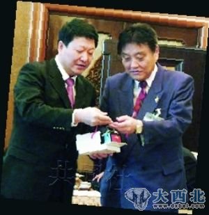 2月20日,名古屋市长河村隆之(右)与到访的中共南京市委常委刘志伟等人举行会谈,称自己认为南京大屠杀事件并不存在。会后双方交换礼物。 2月20日,名古屋市长河村隆之(右)与到访的中共南京市委常委刘志伟等人举行会谈,称自己认为南京大屠杀事件并不存在。会后双方交换礼物。