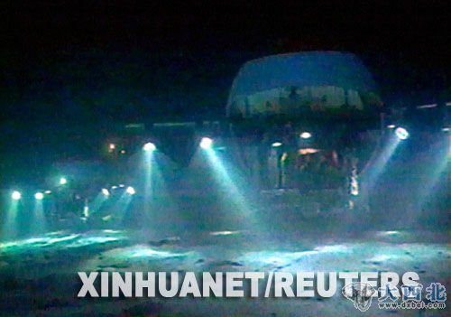 资料图:俄罗斯科考队的深海潜水器潜到北冰洋海面下。