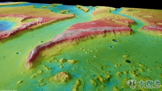 火星上的蒂尤谷，遍布孤丘、河谷和陨坑，据信由古代的洪水冲刷形成
