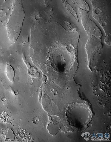 在洪水的冲刷下，火星地表出现1500深的山谷。照片中，巨大的陨坑非常醒目