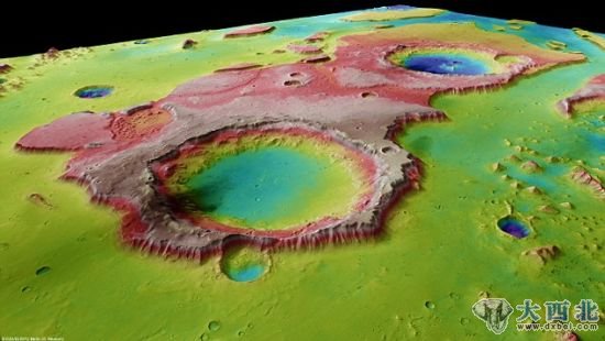 利用“火星快车”探测器拍摄的照片绘制的3D彩色地图，展示了火星地表的山谷和悬崖，据信由古代的洪水冲刷而成
