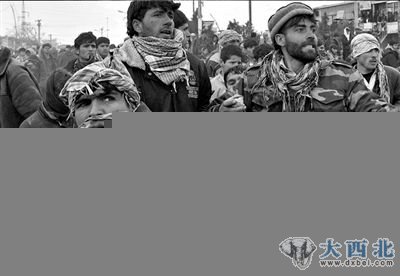 21日,阿富汗青年朝巴格拉姆空军基地扔石块。图/东方IC 21日,阿富汗青年朝巴格拉姆空军基地扔石块。图/东方IC