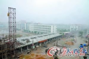 图为中寨王赛明中学,校门围墙被拆建起商品房。 图为中寨王赛明中学,校门围墙被拆建起商品房。