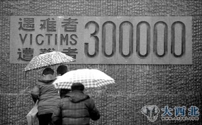 2月22日，不少市民和外地游人来到侵华日军南京大屠杀遇难同胞纪念馆参观祭奠。图/CFP
