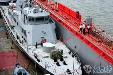 资料图:国产新式出口型巡逻艇装上远洋货轮