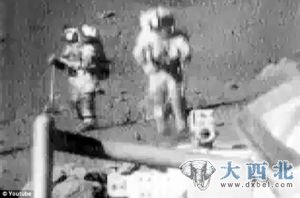 两名宇航员一边唱歌,一边蹦蹦跳跳。 两名宇航员一边唱歌,一边蹦蹦跳跳。