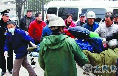抢救出来的工人,被紧急送往医院救治。 任国勇 范晓林 摄 抢救出来的工人,被紧急送往医院救治。 任国勇 范晓林 摄