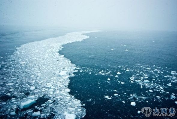 漂浮在南极洲洋流上的冰山