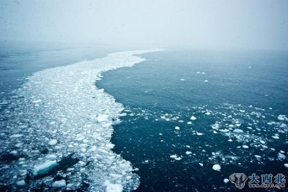 漂浮在南极洲洋流上的冰山 漂浮在南极洲洋流上的冰山